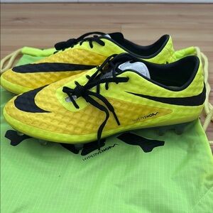 Nike Hypervenom Black and Yellow Soccer Cleats size mens 7 new
